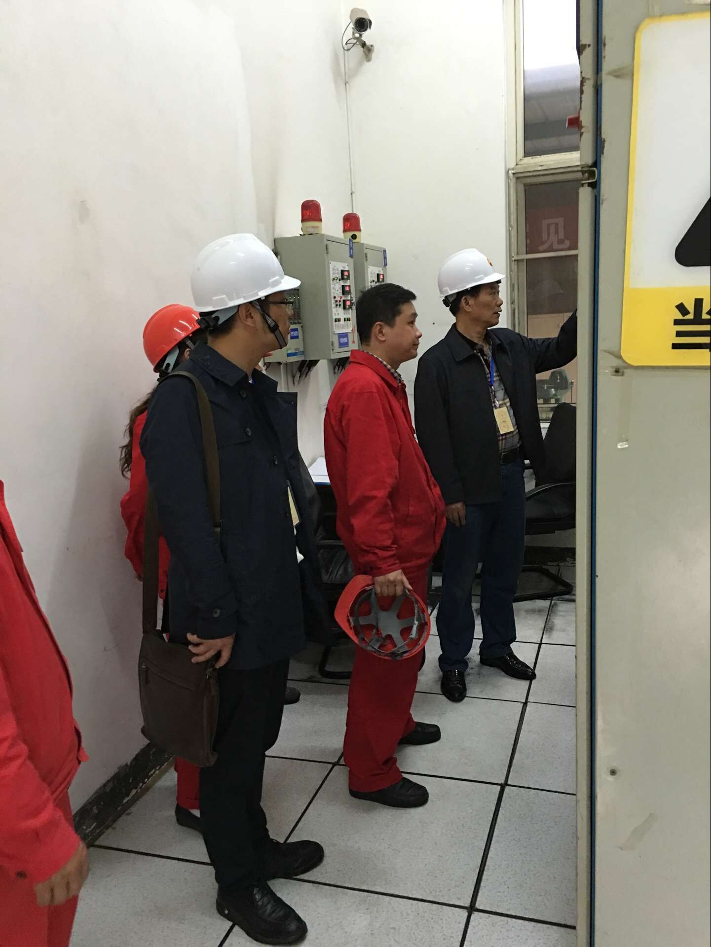 我公司专家同市及行业相关部门专家一起对重庆市加气站进行安